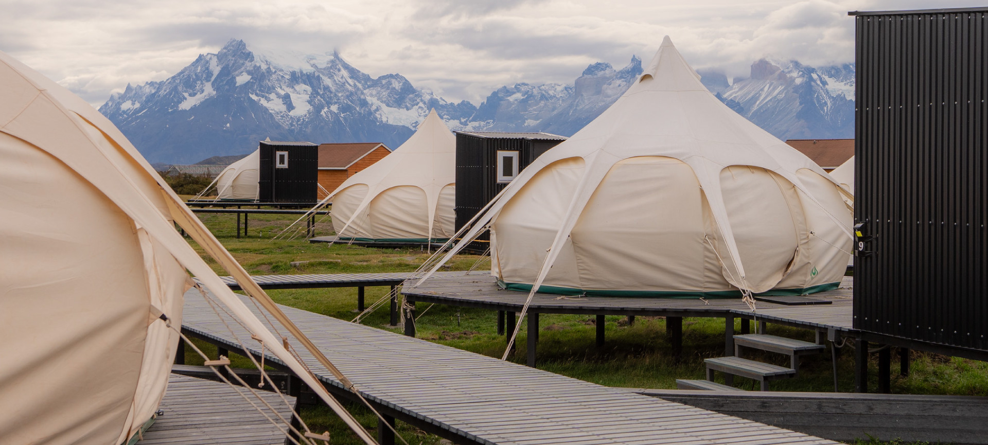Riverside Camp: Primer glamping en Chile con madera plástica reciclada
